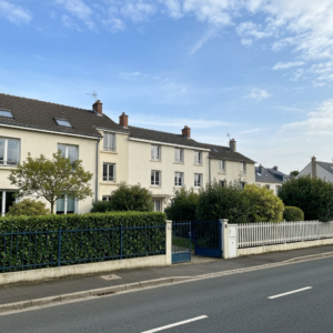 Vue panoramique de l'Île-de-France avec des immeubles modernes, illustrant l'investissement Pinel